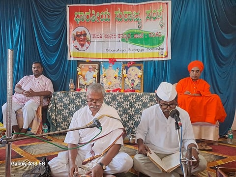 ರಬಕವಿ ನಗರದ ಗಟ್ಟಗಿ ಬಸವೇಶ್ವರ ದೇವಸ್ಥಾನದ ಸಮುದಾಯ ಭವನದಲ್ಲಿ ಭಾರತೀಯ ಸ್ವರಾಜ್ಯ ಸಂಸ್ಥೆ, ಕನ್ನೂರಿನ ಆಶ್ರಯದಲ್ಲಿ ರಬಕವಿ ಶಾಖೆಯ ವತಿಯಿಂದ ಆಯೋಜಿಸಿದ್ದ ಗುರು ಪೂರ್ಣಿಮಾ ಸತ್ಸಂಗ ಸಮಾರಂಭದಲ್ಲಿ ಗುರುಸಿದ್ಧೇಶ್ವರ ಶ್ರೀಗಳು, ರಾಮಪುರ ಭಸ್ಮೆ ಮಹಾರಾಜರು, ಸಾಹಿತಿ ಸಿದ್ದರಾಜ ಪೂಜಾರಿ, ಗಿರೀಶ ಮುತ್ತೂರ, ಡಾ.ಬಿ.ಎನ್.ಬಾಗಲಕೋಟೆ ಇತರರಿದ್ದರು.