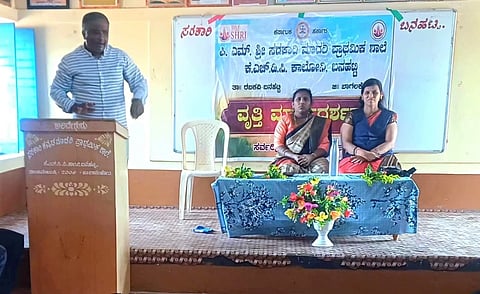 ಬನಹಟ್ಟಿಯ ಕೆಎಚ್‌ಡಿಸಿ ಕಾಲನಿಯ ಪಿಎಂ ಸರ್ಕಾರಿ ಹಿರಿಯ ಪ್ರಾಥಮಿಕ ಶಾಲೆಯಲ್ಲಿ ಹಮ್ಮಿಕೊಂಡಿದ್ದ ವತ್ತಿ ಮಾರ್ಗದರ್ಶನ ಕಾರ್ಯಕ್ರಮದಲ್ಲಿ ಉಪನ್ಯಾಸಕ ರಾಜೇಶ ನೋಟದ್ ಮಾತನಾಡಿದರು. ಶೈಲಾ ಮಿರ್ಜೆ ಹಾಗೂ ಬಿ.ವಿ. ತೆಗ್ಗಿ ಇದ್ದರು.