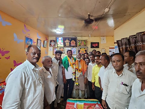  ರಬಕವಿ ಚೇತನ್ ಮನಮಿಯವರ ನಿವಾಸದಲ್ಲಿ ರಾಜ್ಯ ರೈತ ಸಂಘದ ಅಧ್ಯಕ್ಷ ಚುನಪ್ಪ ಪೂಜಾರಿ ಹಾಗೂ ಕರ್ನಾಟಕ ರಾಜ್ಯ ನೇಕಾರ ಸೇವಾ ಸಂಘದ ಅಧ್ಯಕ್ಷ ಶಿವಲಿಂಗ ಜಿ. ಟಿರಕಿ ಅವರನ್ನು ಸನ್ಮಾನಿಸಲಾಯಿತು. ನೇಕಾರರಾದ ಶ್ರೀಶೈಲ ಅಂಗಡಿ, ರಾಜೇಂದ್ರ ಮಿಜರ್, ಮಲ್ಲಪ್ಪ ಅಂಗಡಿ, ಸಂಗಪ್ಪ ಉದಗಟ್ಟಿ, ಗಂಗಪ್ಪ ಒಂಟಗೋಡಿ ಇತರರಿದ್ದರು.