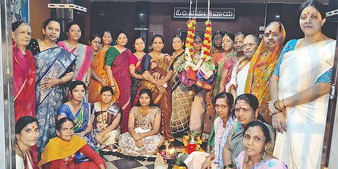  ಬನಹಟ್ಟಿಯ ಮಹಾದೇವರ ದೇವಸ್ಥಾನದಲ್ಲಿ ಅಕ್ಕಮಹಾದೇವಿ ಜಯಂತ್ಯುತ್ಸವ ಅಂಗವಾಗಿ  ಹಮ್ಮಿಕೊಂಡಿದ್ದ ತೊಟ್ಟಿಲೋತ್ಸವ ಕಾರ್ಯಕ್ರಮದಲ್ಲಿ ಕಸ್ತೂರಿ ಹುಲಗಬಾಳಿ, ರಜನಿ ಶೇಠೆ ಸೇರಿ ದಂತೆ ಇತರರು ಇದ್ದರು.  