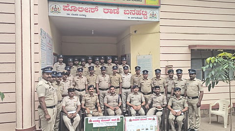 ಬನಹಟ್ಟಿ ಪೊಲೀಸ್ ಠಾಣೆ ಆವರಣದಲ್ಲಿ ಎಸ್ಪಿ ಸಿದ್ಧಾರ್ಥ ಗೋಯಲ್ ಸುದ್ದಿಗೋಷ್ಠಿಯಲ್ಲಿ ಮಾತನಾಡಿದರು. ಸಿಪಿಐ ರಾಜು ಪಾಟೀಲ, ಪಿಎಸ್‌ಐ ಶಿವರಾಜ ಧರಿಗೋಣ, ಕ್ರೈಂ ಪಿಎಸ್‌ಐ ಪುರಂದರ ಪೂಜಾರಿ ಇತರರಿದ್ದರು.