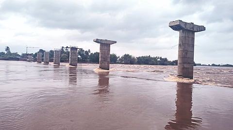 ರಬಕವಿ-ಬನಹಟ್ಟಿ ಸಮೀಪದ ಕೃಷ್ಣಾ ನದಿಯಲ್ಲಿ ಅಪಾಯದ ಮಟ್ಟ ಮೀರಿ ಹರಿಯುತ್ತಿರುವ ನೀರು.