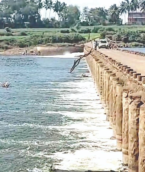 ಮಹಾರಾಷ್ಟ್ರದ ರಾಜಾಪೂರ ಬ್ಯಾರೇಜ್‌ನಿಂದ ಭಾನುವಾರ ಸಂಜೆ ಕೃಷ್ಣಾ ನದಿಗೆ ಹರಿದು ಬಂದ ನೀರಿನ ದೃಶ್ಯ.
