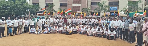 ಬಾಗಲಕೋಟೆ ಜಿಲ್ಲಾಡಳಿತದತ್ತ ತೆರಳುತ್ತಿರುವ ಬನಹಟ್ಟಿ ಜನತೆ ತುಳಸಿಗೇರಿಯಲ್ಲಿ ವಾಸ್ತವ ಹೂಡಿರುವುದು. ರಾಜೇಂದ್ರ ಭದ್ರಣ್ಣವರ, ಮಲ್ಲಿಕಾರ್ಜುನ ಬಾಣಕಾರ, ದಯಾನಂದ ಹೊರಟ್ಟಿ, ಪ್ರಶಾಂತ ಕೊಳಕಿ, ಈಶ್ವರ ಕಾಡದೇವರ, ಕುಮಾರ ಕಡಮ ಇತರರಿದ್ದರು.