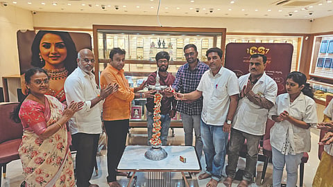 ರಬಕವಿಯ ಹಜಾರೆ ಬಜಾರ್‌ನಲ್ಲಿರುವ ಚಂದುಕಾಕ ಸರಾಫ್ ಜ್ಯುವೆಲ್ಸ್ ಶಾಖೆಯಲ್ಲಿ ದ್ವಿಶತಮಾನೋತ್ಸವ ಅಂಗವಾಗಿ ಆಯೋಜಿಸಿದ ರಕ್ತದಾನ ಶಿಬಿರಕ್ಕೆ ಹಜಾರೆ ಫೌಂಡೇಷನ್ ಅಧ್ಯಕ್ಷ ಸತೀಶ್ ಹಜಾರೆ ಚಾಲನೆ ನೀಡಿದರು. ಶ್ರೇಣಿಕ್ ಶೆಟ್ಟಿ, ದೀಪಕ್ ರಾಯನಾಡೆ ಇತರರು ಉಪಸ್ಥಿತರಿದ್ದರು.