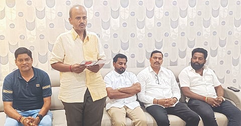 ರಬಕವಿ ಬನಹಟ್ಟಿ ತಾಲೂಕಿನ ಯಲ್ಲಟ್ಟಿಯ ವಿಶ್ವಭಾರತಿ ಅಂತಾರಾಷ್ಟೀಯ ಶಿಕ್ಷಣ ಸಂಸ್ಥೆಯಲ್ಲಿ ಹಮ್ಮಿಕೊಂಡಿದ್ದ ಪೂರ್ವಭಾವಿ ಸಭೆಯಲ್ಲಿ ನಿರ್ದೇಶಕ ಕಿರಣ ಭದ್ರನ್ನವರ ಮಾತನಾಡಿದರು. ಸದಾಶಿವ ಗೌಡಪ್ಪನವರ, ಸದಾಶಿವ ಸಂತಿ, ಗೋಪಾಲ ಲಡ್ಡಾ, ರಾಜು ಕಡಕಬಾಂವಿ ಇದ್ದರು.