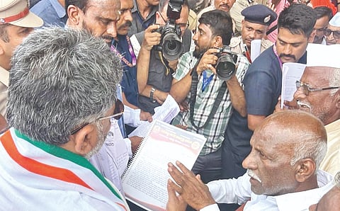 ಬಾಗಲಕೋಟೆ ಜಿಲ್ಲಾ ಪ್ರವಾಸದ ಅಂಗವಾಗಿ ಕೂಡಲಸಂಗಮಕ್ಕೆ ಆಗಮಿಸಿದ್ದ ಮುಖ್ಯಮಂತ್ರಿ ಡಿ.ಕೆ. ಶಿವಕುಮಾರ್ ಅವರನ್ನು ಪ್ರಜಾಸೌಧ ಹೋರಾಟ ಸಮಿತಿ ಅಧ್ಯಕ್ಷ ಶಂಕರ ಸೊರಗಾಂವಿ ನೇತೃತ್ವದ ನಿಯೋಗ ಭೇಟಿ ಮಾಡಿ ಮನವಿ ಸಲ್ಲಿಸಿತು.