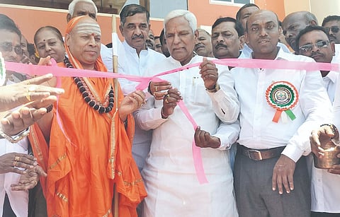 ರಬಕವಿ/ಬನಹಟ್ಟಿ ತಾಲೂಕಿನ ಯಲ್ಲಟ್ಟಿಯ ವಿಶ್ವಭಾರತಿ ಅಂತಾರಾಷ್ಟ್ರೀಯ  ಶಿಕ್ಷಣ ಸಂಸ್ಥೆಯ ನೂತನ ಶಾಲೆ-ಕಟ್ಟಡಕ್ಕೆ ಶ್ರೀಶೈಲ ಜಗದ್ಗುರು ಡಾ. ಚನ್ನಸಿದ್ಧರಾಮ ಪಂಡಿತಾರಾಧ್ಯ ಶಿವಾಚಾರ್ಯರು ಉದ್ಘಾಟಿಸಿದರು. ಶಾಸಕ ಸಿದ್ದು ಸವದಿ, ಹಣಮಂತ ನಿರಾಣಿ, ಸದಾಶಿವ ಸಂತಿ ಇದ್ದರು.