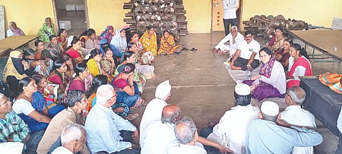  ಬನಹಟ್ಟಿ ಕೆಎಚ್‌ಡಿಸಿಯಲ್ಲಿ ನೆಲದ ಮೇಲೆ ಕುಳಿತು ನೇಕಾರರ ಸಭೆ ನಡೆಸಿದ ವ್ಯವಸ್ಥಾಪಕ ನಿರ್ದೇಶಕಿ ಗರಿಮಾ ಪನ್ವರ. ಆಡಳಿತಾಧಿಕಾರಿ ವಿಜಯಕುಮಾರ, ರಾಜು ಹೂಗಾರ, ಹೇಮಾ ಗೊಂದಕರ ಇದ್ದರು.