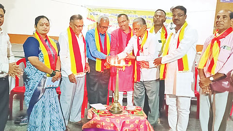 ರಬಕವಿಯ ಘಟ್ಟಗಿ ಬಸವೇಶ್ವರ ದೇವಸ್ಥಾನ ಸಭಾಭವನದಲ್ಲಿ ಹಮ್ಮಿಕೊಂಡಿದ್ದ ಕಸಾಪ 112ನೇ ಸಂಸ್ಥಾಪನಾ ದಿನಾಚರಣೆ ಕಾರ್ಯಕ್ರಮವನ್ನು ಮತ್ಯುಂಜಯ ರಾಮದುರ್ಗ ಉದ್ಘಾಟಿಸಿದರು. ಮ.ಕ.ಮೇಗಾಡಿ, ಶಿವಾನಂದ ದಾಶಾಳ, ಬಸವರಾಜ ಮಟ್ಟಿಕಲ್ಲಿ, ದಾಕ್ಷಾಯಣಿ ಮಂಡಿ ಇದ್ದರು.