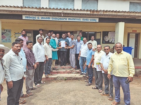 ರಬಕವಿ-ಬನಹಟ್ಟಿ ನಗರದಲ್ಲಿ ನೇಕಾರ ಸೇವಾ ಸಂಘದ ರಾಜ್ಯ ಅಧ್ಯಕ್ಷ ಶಿವಲಿಂಗ ಟಿರಕಿ ಗ್ರೇಡ್-2 ತಹಸೀಲ್ದಾರ ಸತೀಶ ಕುಮಾರ ಅವರಿಗೆ ಮನವಿ ಸಲ್ಲಿಸಿದರು. ರಮೇಶ ಸೊರಗಾಂವಿ, ಗಂಗಪ್ಪ ಒಂಟಗುಡಿ, ರಾಜೇಂದ್ರ ಮಿರ್ಜಿ ಇದ್ದರು.