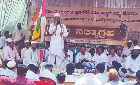ಬನಹಟ್ಟಿಯಲ್ಲಿ ಪ್ರಜಾಸೌಧಕ್ಕಾಗಿ ನೆಡಯುತ್ತಿರುವ ಸರದಿ ಸತ್ಯಾಗ್ರಹದಲ್ಲಿ ಭಾನುವಾರ ಡಾ.ಅಕ್ಬರ್ ತಾಂಬೋಳಿ ಮಾತನಾಡಿದರು. ಹಾರೂನಸಾಬ ಅತ್ತಾರ, ಸದಾಶಿವ ಬೇವಿನಮರದ ಇದ್ದರು.