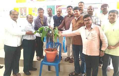 ರಬಕವಿಯ ಸರ್ಕಾರಿ ಪ್ರೌಢಶಾಲೆಯಲ್ಲಿ ಸಹಶಿಕ್ಷಕರ ಸಂಘದ ತಾಲೂಕು ಘಟಕದಿಂದ ಆಯೋಜಿಸಿದ್ದ ಎಸ್‌ಎಸ್‌ಎಲ್‌ಸಿ ಹಾಗೂ ಪಿಯುಸಿ ಪರೀಕ್ಷೆಗಳಲ್ಲಿ ಅತ್ಯುತ್ತಮ ಸಾಧನೆ ಮಾಡಿದ ಸಹಶಿಕ್ಷಕರ ಮಕ್ಕಳಿಗೆ ಪ್ರತಿಭಾ ಪುರಸ್ಕಾರ ಕಾರ್ಯಕ್ರನಮಕ್ಕೆ ಬಿಇಓ ಅಶೋಕ ಬಸನ್ನವರ ಚಾಲನೆ ನೀಡಿದರು. ಎಂ.ಎಂ. ನಾಯಿಕವಾಡಿ, ಬಾಬಾಗೌಡ ಪಾಟೀಲ, ಪಿ.ಎಚ್. ಪ್ರತಾಪ ಇದ್ದರು.