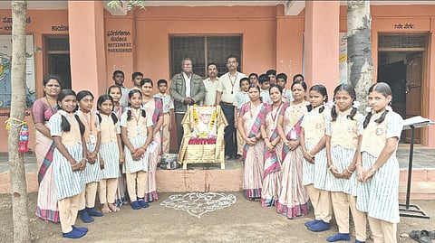  ರಬಕವಿ ಗುರುದೇವ ಬ್ರಹ್ಮಾನಂದ ಪ್ರಾಥಮಿಕ ಶಾಲಾ ಆವರಣದಲ್ಲಿ  ಗುರುದೇವ ಸಿದ್ಧೇಶ್ವರ ಶ್ರೀಗಳ 20ನೇ ಪುಣ್ಯಾರಾಧನೆ ಮಹೋತ್ಸವ ನಿಮಿತ್ತ ಅವರ ಭಾವಚಿತ್ರಕ್ಕೆ ಪೂಜೆ ಸಲ್ಲಿಸಲಾಯಿತು. ಶಿಕ್ಷಕರಾದ ಆರ್.ಎಂ ಅಚನೂರ, ಯು.ಜೆ. ಖಟಾವಕರ, ಎಸ್.ವಿ. ದಳವಿ, ವಿ.ಜೆ. ಕೋಪರ್ಡೆ ಇತರರಿದ್ದರು.