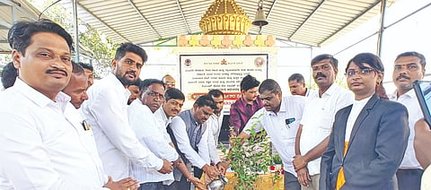 ಬನಹಟ್ಟಿಯ ಕೆಎಂಎಫ್ ಅಡಿಯಲ್ಲಿನ ಡೆಂಪೋಡೇರಿ ಹಾಲಿನ ಕೇಂದ್ರದ ಆವರಣದಲ್ಲಿ ಹಮ್ಮಿಕೊಂಡಿದ್ದ ಕಾನೂನು ಅರಿವು-ನೆರವು ಕಾರ್ಯಕ್ರಮವನ್ನು ಹಿರಿಯ ನ್ಯಾಯಾಧೀಶ ಆಶಪ್ಪ ಸಣಮನಿ ಉದ್ಘಾಟಿಸಿದರು. ಸಿದ್ಧೇಗೌಡ ಬಿ.ಎಸ್. ರವೀಂದ್ರ ಸಂಪಗಾಂವಿ, ಆರ್.ಜೆ. ಶಹಾ, ವರ್ಧಮಾನ ಕೋರಿ, ಹರ್ಷವರ್ಧನ ಪಟವರ್ಧನ, ಕೆ.ಜಿ. ಸಾಲಗುಡೆ, ವಿ.ಬಿ. ಖೇಮನ್ನವರ, ಎಂ.ಬಿ. ದರೂರ ಇತರರಿದ್ದರು.