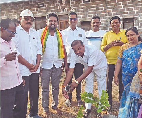 ಬನಹಟ್ಟಿಯ ಗಣೇಶ ದೇವಸ್ಥಾನ ಹಾಗೂ ದತ್ತಾತ್ರೇಯ ದೇವಸ್ಥಾನದ ಆವರಣದಲ್ಲಿ ವಿಶ್ವ ಪರಿಸರ ದಿನಾಚರಣೆ ನಿಮಿತ್ತ ಹಮ್ಮಿಕೊಂಡಿದ್ದ ಸಸಿ ನೆಡುವ ಕಾರ್ಯಕ್ರಮಕ್ಕೆ ಬಿಜೆಪಿ ಯುವ ಮೋರ್ಚಾ ಬಾಗಲಕೋಟೆ ಜಿಲ್ಲಾ ಅಧ್ಯಕ್ಷ ವಿದ್ಯಾಧರ ಸವದಿ ಚಾಲನೆ ನೀಡಿದರು. ಶ್ರೀಶೈಲ ಬೀಳಗಿ, ಸುರೇಶ ಅಕ್ಕಿವಾಟ ಇತರರಿದ್ದರು.