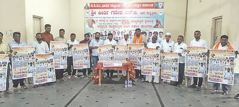ಬನಹಟ್ಟಿ ಕಾಡಸಿದ್ದೇಶ್ವರ ದೇವಸ್ಥಾನದ ಸಮುದಾಯ ಭವನದಲ್ಲಿ ಜಂಗಿ ನಿಖಾಲಿ ಕುಸ್ತಿಗಳ ಪ್ರಚಾರ ಸಾಮಗ್ರಿಗಳನ್ನು ಹಿರಿಯರು ಬಿಡುಗಡೆಗೊಳಿಸಿದರು. ಕಾಂಗ್ರೆಸ್ ಮುಖಂಡ ಕೀರ್ತಿ ಗಣೇಶ, ಚನ್ನಪ್ಪ ಹಾದಿಮನಿ, ರವಿ ಬಾಡಗಿ ಸೇರಿ ಇತರರಿದ್ದರು.