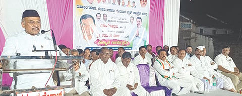 ಬನಹಟ್ಟಿಯ ಕಾಂಗ್ರೆಸ್ ಕಾರ್ಯಾಲಯದಲ್ಲಿ ಜರುಗಿದ ಬಾಗಲಕೋಟೆ ಉಪಚುನಾವಣೆಯಲ್ಲಿ ಕಾಂಗ್ರೆಸ್ ಗೆಲುವಿನ ವಿಜಯೋತ್ಸವ ಕಾರ್ಯಕ್ರಮದಲ್ಲಿ ಪಕ್ಷದ ಜಿಲ್ಲಾಧ್ಯಕ್ಷ ಎಸ್.ಜಿ. ನಂಜಯ್ಯನಮಠ ಮಾತನಾಡಿದರು. ಭೀಮಶಿ ಮಗದುಮ್, ರಾಜೇಂದ್ರ ಭದ್ರನ್ನವರ, ಸಿದ್ದು ಕೊಣ್ಣೂರ, ಮಲ್ಲಪ್ಪ ಸಿಂಗಾಡಿ, ಯಲ್ಲನಗೌಡ ಪಾಟೀಲ, ದೇವಲ ದೇಸಾಯಿ ಇದ್ದರು.