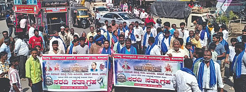  ಬನಹಟ್ಟಿಯಲ್ಲಿ ಪ್ರಜಾಸೌಧ ನಿರ್ಮಾಣಕ್ಕೆ ಆಗ್ರಹಿಸಿ ದಲಿತ ಸಂಘಟನೆಗಳ ಮುಖಂಡರು ಹಾಗೂ ಕಾರ್ಯಕರ್ತರು ಮೆರವಣಿಗೆ ಮೂಲಕ ಬೆಂಬಲ ವ್ಯಕ್ತಪಡಿಸಿದರು. ಸುಧೀರ ನಡುವಿನಮನಿ, ದುರ್ಗವ್ವ ಹರಿಜನ, ಶಿವಾನಂದ ಬಸಪ್ಪಗೋಳ ಮತ್ತಿತರರಿದ್ದರು.