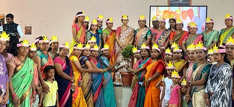 ಬನಹಟ್ಟಿಯ ಜೇಡರ ದಾಸಿಮಯ್ಯ ಸಮುದಾಯ ಭವನದಲ್ಲಿ ಹಮ್ಮಿಕೊಂಡಿದ್ದ ಮಹಿಳಾ ದಿನಾಚರಣೆ ಸಮಾರಂಭಕ್ಕೆ ಶಾಂತಾ ಸೊರಗಾಂವಿ ಚಾಲನೆ ನೀಡಿದರು. ಪೂರ್ಣಿಮಾ ಮೊಳೆಗಾಂವಿ, ಭಾಗ್ಯಶ್ರೀ ಮಾಂಗ ಇತರರಿದ್ದರು.