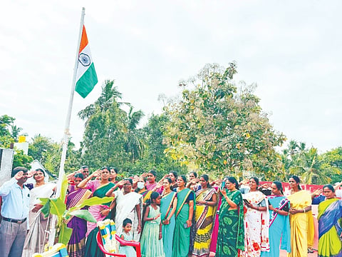 ಕರ್ನಾಟಕ ಪಬ್ಲಿಕ್ ಶಾಲೆಯ ಕಾಲೇಜಿನ ಆವರಣದಲ್ಲಿ 77ನೇ ಗಣರಾಜ್ಯೋತ್ಸವದ ನಿಮಿತ್ತ ಕಾಲೇಜಿನ ಸಿಬಿಸಿ ಅಧ್ಯಕ್ಷ ಜಯಂತ್ ಹಾಗೂ ಕೆಪಿಎಸ್ ಪ್ರೌಢಶಾಲೆಯ ಅಧ್ಯಕ್ಷ ಎಂ.ರಂಗಸ್ವಾಮಿ ಧ್ವಜಾರೋಹಣ ನೆರವೇರಿಸಿದರು.