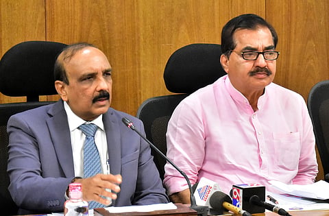 ಶುಕ್ರವಾರ ಜಂಟಿ ಸುದ್ದಿಗೋಷ್ಠಿಯಲ್ಲಿ ಆರ್‌ಜಿಯುಎಚ್‌ಎಸ್ ಕುಲಪತಿ ಡಾ. ಬಿ.ಸಿ. ಭಗವಾನ್ ಹಾಗೂ ಆಳ್ವಾಸ್ ಶಿಕ್ಷಣ ಪ್ರತಿಷ್ಠಾನದ ಅಧ್ಯಕ್ಷ ಡಾ. ಎಂ. ಮೋಹನ್ ಆಳ್ವಾ ಮಾತನಾಡಿದರು.