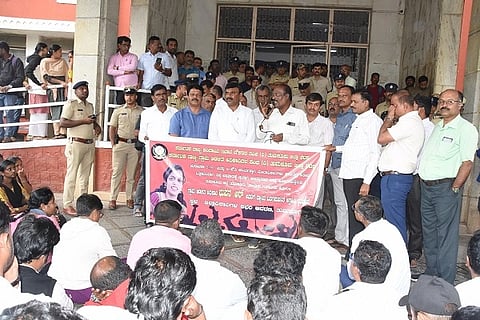 ಜಿಲ್ಲಾಧಿಕಾರಿ ವಿರುದ್ಧ ತುಮಕೂರಿನಲ್ಲಿ ಕಂದಾಯ ಇಲಾಖೆ ನೌಕರರು ಪ್ರತಿಭಟಿಸಿದರು.