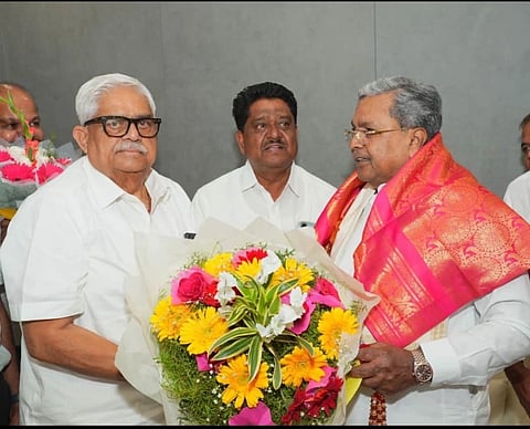 ರೋಣ ಶಾಸಕ ಜಿ.ಎಸ್. ಪಾಟೀಲ ಅವರು ಬೆಂಗಳೂರಿನಲ್ಲಿ ಮಾಜಿ ಸಿಎಂ ಸಿದ್ದರಾಮಯ್ಯ ಅವರನ್ನು ಭೇಟಿಯಾಗಿ ಕೃತಜ್ಞತೆ ಸಲ್ಲಿಸಿದರು.