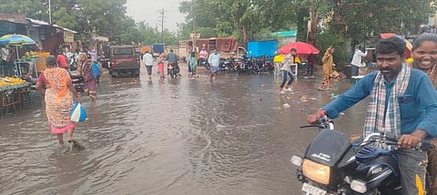 RAIN  : ರೋಣ ಪಟ್ಟಣದಲ್ಲಿ ಗುರುವಾರ ಸಂಜೆ ಸುರಿದ ಮಳೆಯಿಂದ ಚರಂಡಿಗಳು ತುಂಬಿ ರಸ್ತೆಯಲ್ಲಿ ಕೊಳಚೆ ನೀರು ಹರಿಯಿತು.