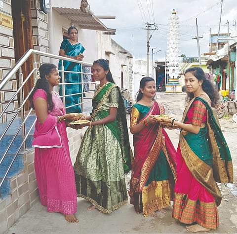 ನರೇಗಲ್ಲ ಸಮೀಪದ ಜಕ್ಕಲಿ  ಮೆಣಸಗಿಯವರ ಓಣಿಯಲ್ಲಿ ಶನಿವಾರ ರೊಟ್ಟಿ ಪಂಚಮಿ ನಿಮಿತ್ತ ಮಹಿಳೆಯರು ಬುತ್ತಿ ವಿನಿಮಯ ಮಾಡಿಕೊಂಡರು. ಕೀರ್ತಿ ಮೆಣಸಗಿ, ವೈಷ್ಣವಿ ಹೂಗಾರ, ಲಕ್ಷ್ಮೀ ಮಡಿವಾಳರ, ಸಿದ್ದಲಿಂಗವ್ವ ಅಂಗಡಿ ಇದ್ದರು.