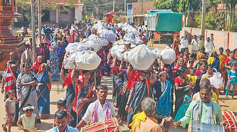 ಹೂವಿನ ಶಿಗ್ಲಿ ಮಠದ ಖಡಕ್‌ರೊಟ್ಟಿ-ಕರಿಂಡಿ ಜಾತ್ರೆಗೆ ಗ್ರಾಮದ ಮಹಿಳೆಯರು ರೊಟ್ಟಿ (rotti) ಬುಟ್ಟಿ ಹೊತ್ತು ಸಾಗಿದರು.