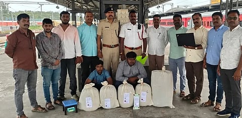 RPF ರೈಲುಗಳಲ್ಲಿ ಸಾಗಿಸುತ್ತಿದ್ದ ಮಾದಕ ವಸ್ತುಗಳೊಂದಿಗೆ ಆರೋಪಿಗಳನ್ನು ಬಂಧಿಸಿದ ಆರ್​ಪಿಎಫ್ ಸಿಬ್ಬಂದಿ.