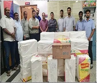 RPF ಕೋರಿಯನ್ ಬ್ರಾ್ಯಂಡ್​ನ ಅಕ್ರಮ ಸಿಗರೇಟ್ ಪೆಟ್ಟಿಗೆಗಳನ್ನು ವಶಪಡಿಸಿಕೊಂಡಿರುವ ಆರ್​ಪಿಎಫ್ ತಂಡ. 