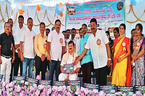 ರಿಪ್ಪನ್‌ಪೇಟೆ  ಸಮೀಪದ ಹಿಂಡ್ಲೆಮನೆ ಸರ್ಕಾರಿ ಶಾಲೆ ಸುವರ್ಣ ಮಹೋತ್ಸವದಲ್ಲಿ ಶಾಸಕ ಆರಗ ಜ್ಞಾನೇಂದ್ರ ಅವರನ್ನು ಸನ್ಮಾನಿಸಲಾಯಿತು.  ಎಚ್.ಕೆ.ದೇವರಾಜ್, ಪವಿತ್ರಾ ಸಂದೀಪ, ಜಯಪ್ರಕಾಶ ಶೆಟ್ಟಿ, ಸುಧಾಕರ್ ಇತರರಿದ್ದರು.