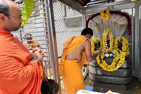 ಹೊಂಬುಜ ಜೈನಮಠದಲ್ಲಿ ಸ್ವಸ್ತಿಶ್ರೀ ದೇವೇಂದ್ರಕೀರ್ತಿ ಭಟ್ಟಾರಕ ಸ್ವಾಮೀಜಿ ನಾಗದೇವರಿಗೆ ಪೂಜೆ ಸಲ್ಲಿಸಿದರು.