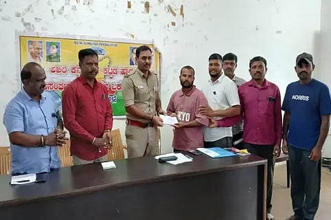 ರಿಪ್ಪನ್‌ಪೇಟೆ ಸಮೀಪದ ಶಾಖವಳ್ಳಿ ಗ್ರಾಮದ ಸುಮಾ ಅವರ ಮಗುವಿನ ಆರೈಕೆಗಾಗಿ ಪಿಎಸ್‌ಐ ರಾಜು ರೆಡ್ಡಿ ಅವರ ಮೂಲಕ ಕಾರ್ಮಿಕರ ಸಂಘದಿಂದ ಧನ ಸಹಾಯ ನೀಡಲಾಯಿತು. ಸುಂದರ್ ಬಾಬು, ಸಂಜಯಕುಮಾರ್, ಮಹಮ್ಮದ್ ಹುಸೇನ್ ಇತರರಿದ್ದರು.