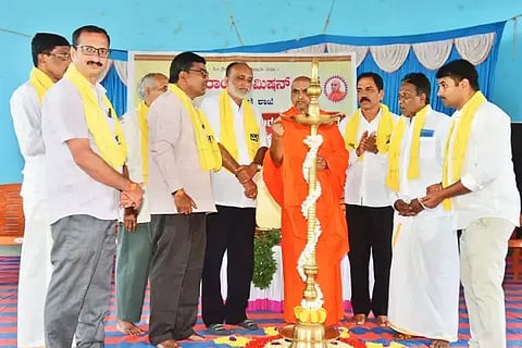 ರಿಪ್ಪನ್‌ಪೇಟೆಯಲ್ಲಿ ಆಯೋಜಿಸಿದ್ದ ಶ್ರೀ ನಾರಾಯಣ ಗುರು ಜಯಂತಿ ಕಾರ್ಯಕ್ರಮವನ್ನು ಶ್ರೀ ರೇಣುಕಾನಂದ ಸ್ವಾಮೀಜಿ ಉದ್ಘಾಟಿಸಿದರು. ಸೋಮಶೇಖರ, ಚಂದ್ರಕುಮಾರ, ಕಲಗೋಡು ರತ್ನಾಕರ, ಬಂಡಿ ರಾಮಚಂದ್ರ ಇತರರಿದ್ದರು.