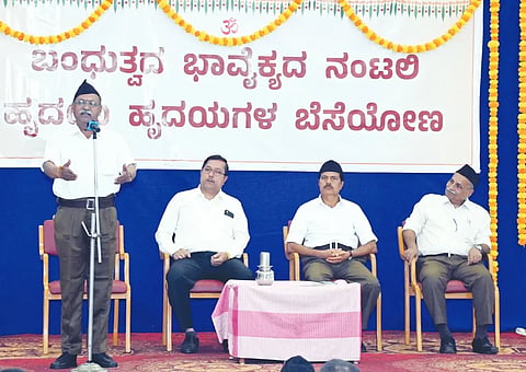 raksha ಆರ್​ಎಸ್​ಎಸ್ ವತಿಯಿಂದ ಹುಬ್ಬಳ್ಳಿಯಲ್ಲಿ ಆಯೋಜಿಸಿದ್ದ ರಕ್ಷಾ ಬಂಧನ ಉತ್ಸವದಲ್ಲಿ ಮಾತನಾಡಿದ ರಾಷ್ಟ್ರೀಯ ಸ್ವಯಂ ಸೇವಕ ಸಂಘದ ಕರ್ನಾಟಕ ಉತ್ತರ ಪ್ರಾಂತ ಸಹಬೌದ್ಧಿಕ ಪ್ರಮುಖ ರಾಮಚಂದ್ರ ಏಡಕೆ.