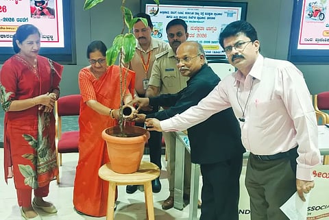 road safety ಹುಬ್ಬಳ್ಳಿಯ ಕೆಎಲ್​ಇ ಜೆಜಿಎಂ ಮೆಡಿಕಲ್​ ಕಾಲೇಜಿನಲ್ಲಿ ಗುರುವಾರ ಏರ್ಪಡಿಸಿದ್ದ ರಸ್ತೆ ಸುರಕ್ಷತಾ ಉಪನ್ಯಾಸ ಕಾರ್ಯಕ್ರಮದಲ್ಲಿ ಆರ್​ಟಿಒ ಶ್ರೀಕಾಂತ ಬಡಿಗೇರ, ಡಾ. ಶಾರದಾ ಮೆಟಗುಡ್ಡ, ಜಿ.ವಿ. ದಿನಮಣಿ, ಎಸ್​.ಡಿ. ಬೆಲ್ಲದ, ಡಾ. ಅರುಣಕುಮಾರ ಇತರರು ಇದ್ದರು.