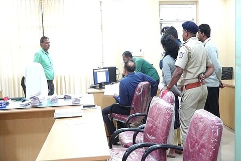 ಲೋಕಾಯುಕ್ತ ಡಿವೈಎಸ್ಪಿ ದಿನಕರ್ ಶೆಟ್ಟಿ ನೇತೃತ್ವದಲ್ಲಿ ಅಧಿಕಾರಿಗಳ ತಂಡ ಆರ್‌ಟಿಒ ಕಚೇರಿಗೆ ದಿಢೀರ್ ಭೇಟಿ ನೀಡಿ ದಾಖಲೆಗಳ ಪರಿಶೀಲನೆ ನಡೆಸಿತು.
