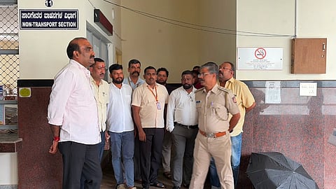 ಉಡುಪಿಯ ಆರ್​ಟಿಒ ಕಚೇರಿಗೆ ಭೇಟಿ ನೀಡಿದ ಯಶ್​ಪಾಲ್​ ಸುವರ್ಣ ಸಿಬ್ಬಂದಿಯಿಂದ ಮಾಹಿತಿ ಪಡೆದರು.
