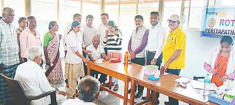 ಚಿಕ್ಕ ಹೊಸೂರು ಗ್ರಾಮದಲ್ಲಿ ಆರೋಗ್ಯ ತಪಾಸಣೆ ಉಚಿತ ಶಿಬಿರವನ್ನು ರಾಜೇಗೌಡ ಉದ್ಘಾಟಿಸಿದರು. ಜಿ.ಕೆ. ಜಗನ್, ಐಕೆಪಿ ಹೆಗಡೆ, ಸಿ.ಎಸ್. ರೇಣುಕಾ ಸ್ವಾಮಿ, ರಾಮಚಂದ್ರು, ಚೇತನ್ ಇತರರು ಇದ್ದರು.