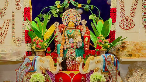 ಆರ್.ವಿ.ಭದ್ರಯ್ಯ ಗ್ರಂಧಿಗೆ ರ್ಸ್ಟೋರ್ಸ್‌ನಲ್ಲಿ ವರಮಹಾಲಕ್ಷ್ಮಿ ಧಮಾಕ