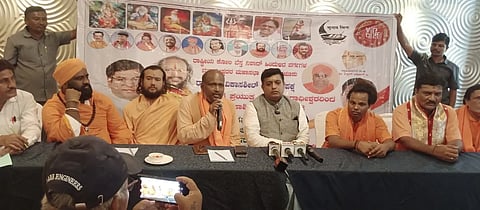 Vip party ಹುಬ್ಬಳ್ಳಿಯಲ್ಲಿ ರಾಷ್ಟ್ರೀಯ ವಿಕಾಸಶೀಲ್​ ಇನ್ಸಾನ್​ ಪಕ್ಷದ ರಾಜ್ಯಾಧ್ಯಕ್ಷ ಬಿ.ಕೆ. ಮೋಹನಕುಮಾರ, ಮಠಾಧೀಶರಾದ ಶ್ರೀ ಆದಿಕಾಯಕಯೋಗಿ ಸ್ವಾಮೀಜಿ, ಶ್ರೀ ರಾಘವೇಂದ್ರ ಗುರೂಜಿ, ಶ್ರೀ ಷಡಕ್ಷರಿ ಸ್ವಾಮೀಜಿ, ಶ್ರೀ ರಾಜು ಗುರೂಜಿ, ಶ್ರೀ ವರಲಿಂಗೇಶ್ವರ ಸ್ವಾಮೀಜಿ, ಶ್ರೀಕೊಟ್ಟೂರೇಶ್ವರ ಸ್ವಾಮೀಜಿ, ಇದ್ದರು.