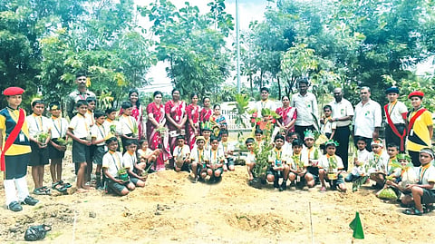 green day ನವಲಗುಂದ ತಾಲೂಕಿನ ಖನ್ನೂರಿನ ಆರ್​ವಿಎಸ್​ ಇಂಟರ್​ನ್ಯಾಷನಲ್​ ಪಬ್ಲಿಕ್​ ಸ್ಕೂಲ್​ನಲ್ಲಿ ಪರಿಸರ ದಿನ ಆಚರಿಸಲಾಯಿತು. ಸುರೇಶ ಅಂಗಡಿ, ಲತಾ ಸಿದ್ದರಾಮಶೆಟ್ಟರ್​, ಫಿರೋಜಾ ಖಾನಂ, ವಿಜಯ ಇತರರು ಇದ್ದರು.
