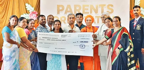 parents meet ನವಲಗುಂದ ಖನ್ನೂರಿನ ಆರ್​ವಿಎಸ್​ ಇಂಟರ್​ನ್ಯಾಷನಲ್​ ಪಬ್ಲಿಕ್​ ಸ್ಕೂಲ್​ನಲ್ಲಿ ಏರ್ಪಡಿಸಿದ್ದ ಕಾರ್ಯಕ್ರಮದಲ್ಲಿ ಎಸ್​ಎಸ್​ಎಲ್​ಸಿ ಸಾಧಕಿ ಪ್ರೇಮಾಬಾಯಿ ದೇಸಾಯಿಗೆ ಪ್ರೋತ್ಸಾಹ ಧನ ಚೆಕ್​ ನೀಡಲಾಯಿತು. ಶ್ರೀ ಬಸವಲಿಂಗ ಸ್ವಾಮೀಜಿ, ಸುರೇಶ ಅಂಗಡಿ, ಎಸ್​.ಕೆ. ಜಂಗಲೆಪ್ಪಗೌಡರ, ವಿಜಯ ಇತರರು ಇದ್ದರು.