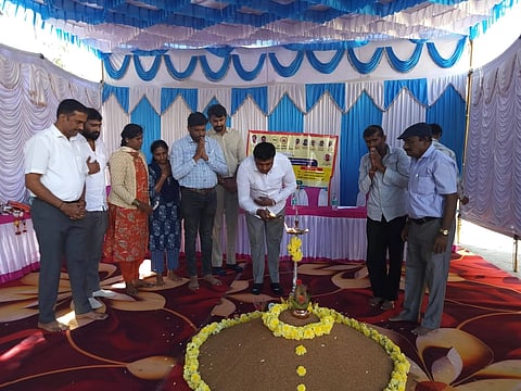 ಮಂಡ್ಯ ನಗರದ ಕಲ್ಲಹಳ್ಳಿ ಮಾರುಕಟ್ಟೆಯಲ್ಲಿ ರಾಗಿ ಖರೀದಿ ಕೇಂದ್ರಕ್ಕೆ ಶಾಸಕ ಪಿ.ರವಿಕುಮಾರ್ ಗಣಿಗ ಚಾಲನೆ ನೀಡಿದರು. 