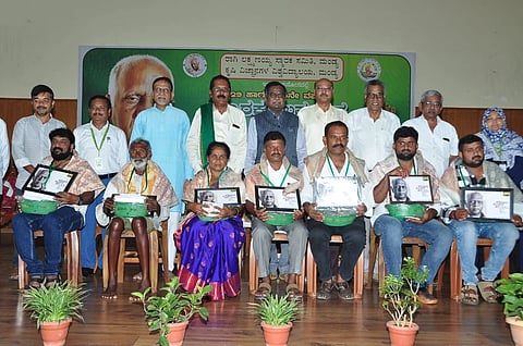 ಮಂಡ್ಯ ತಾಲೂಕು ವಿ.ಸಿ ಫಾರಂನಲ್ಲಿ ಆಯೋಜಿಸಿದ್ದ ಸಮಾರಂಭದಲ್ಲಿ ಸಾಧಕರಿಗೆ ಪ್ರಶಸ್ತಿ ಪ್ರದಾನ ಮಾಡಲಾಯಿತು.