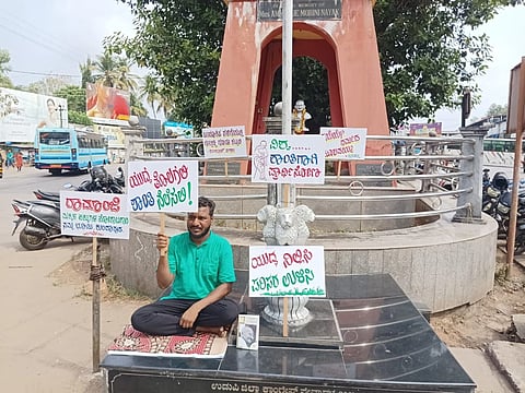 ಮಧ್ಯ ಪ್ರಾಚ್ಯ ದೇಶಗಳಲ್ಲಿ ನಡೆಯುತ್ತಿರುವ ಯುದ್ಧ, ಹಿಂಸೆ ಖಂಡಿಸಿ ಉಡುಪಿಯಲ್ಲಿ ಮಹಾತ್ಮ ಗಾಂಧಿ ಪುತ್ಥಳಿ ಬಳಿ ಕಲಾವಿದ ರಾಮಾಂಜಿ ನಮ್ಮಭೂಮಿ ಮೌನ ಧರಣಿ ನಡೆಸಿದರು.