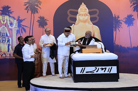 ಉಡುಪಿಯ ಎರ್ಮಾಳ್​ನಲ್ಲಿ ಆಯೋಜಿಸಿದ್ದ 'ರಾಮಕಥಾ' ಕಾರ್ಯಕ್ರಮದಲ್ಲಿ ಪಾಲ್ಗೊಂಡ ಥಾವರ್​ ಚಂದ್​ ಗೆಹ್ಲೋಟ್​ ಅವರನ್ನು ಸಂತ ಶ್ರೀ ಮುರಾರಿ ಬಾಪುಜಿ ಗೌರವಿಸಿದರು. ಪ್ರವೀಣ್​ ಕಾಂಜಿ ತನ್ನಾ ಇತರರಿದ್ದರು.